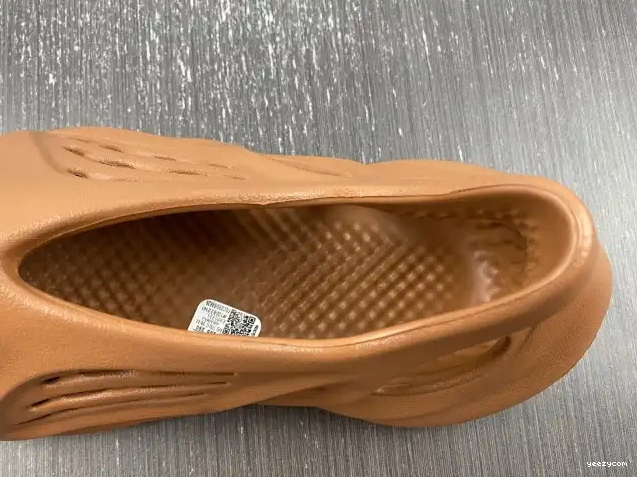 RNR Red Clay Foam HP5335 Yeezy Adidas 0608